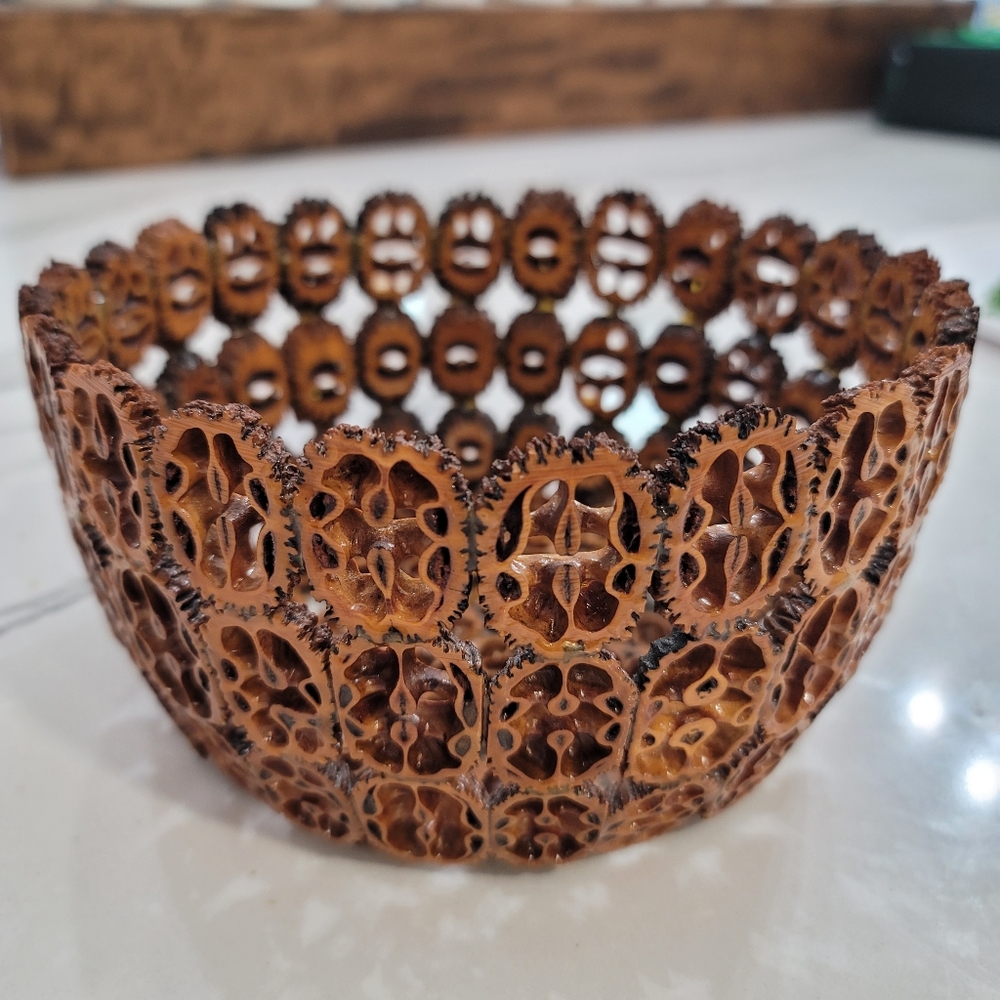 Walnut slice bowl. Very nice and sturdy. Perfect for any decor. American folkart